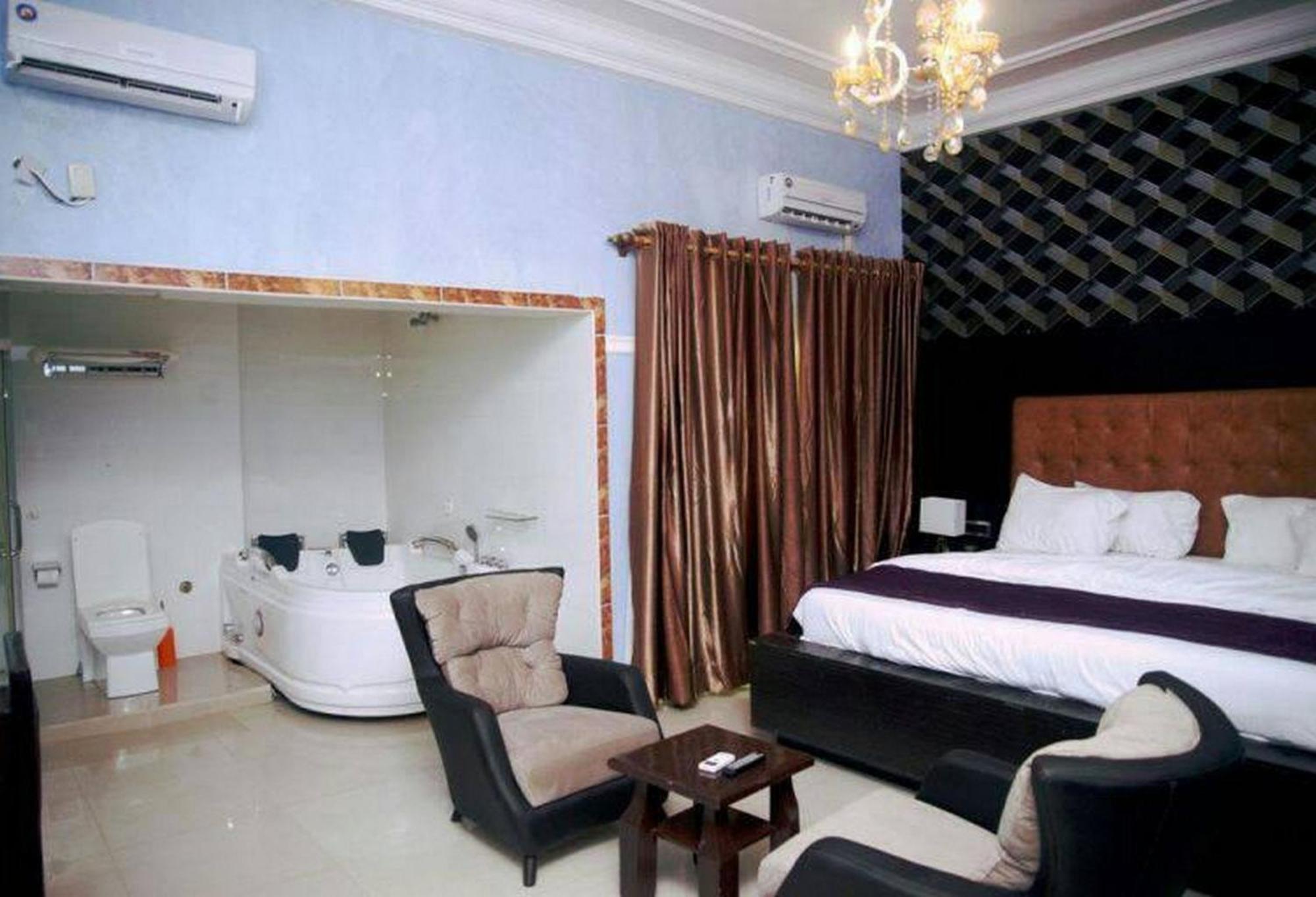 Room In Lodge - Hampton Towers Spa Asaba Exterior photo